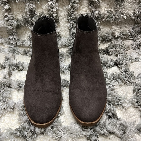 EUC Dolce Vita Chocolate Laser Cut Zip-Up Booties - Women’s Size 6 - Picture 3 of 9